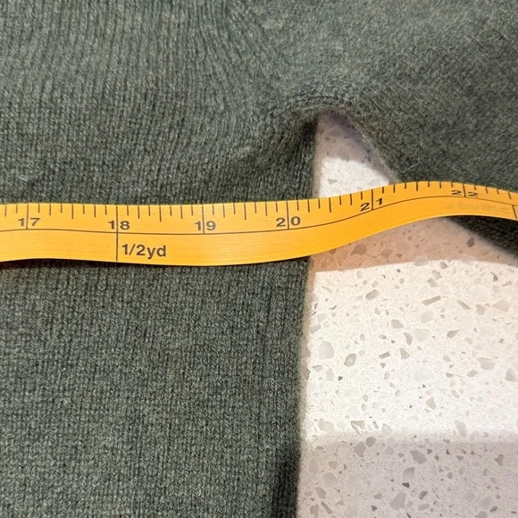 Everlane Dark Green V-Neck recycled cashmere Sweater size medium - Picture 4 of 6